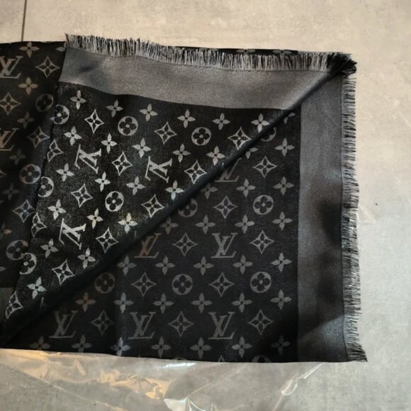 Louis Vuitton Charcoal Monogram Shawl - Picture 4 of 7